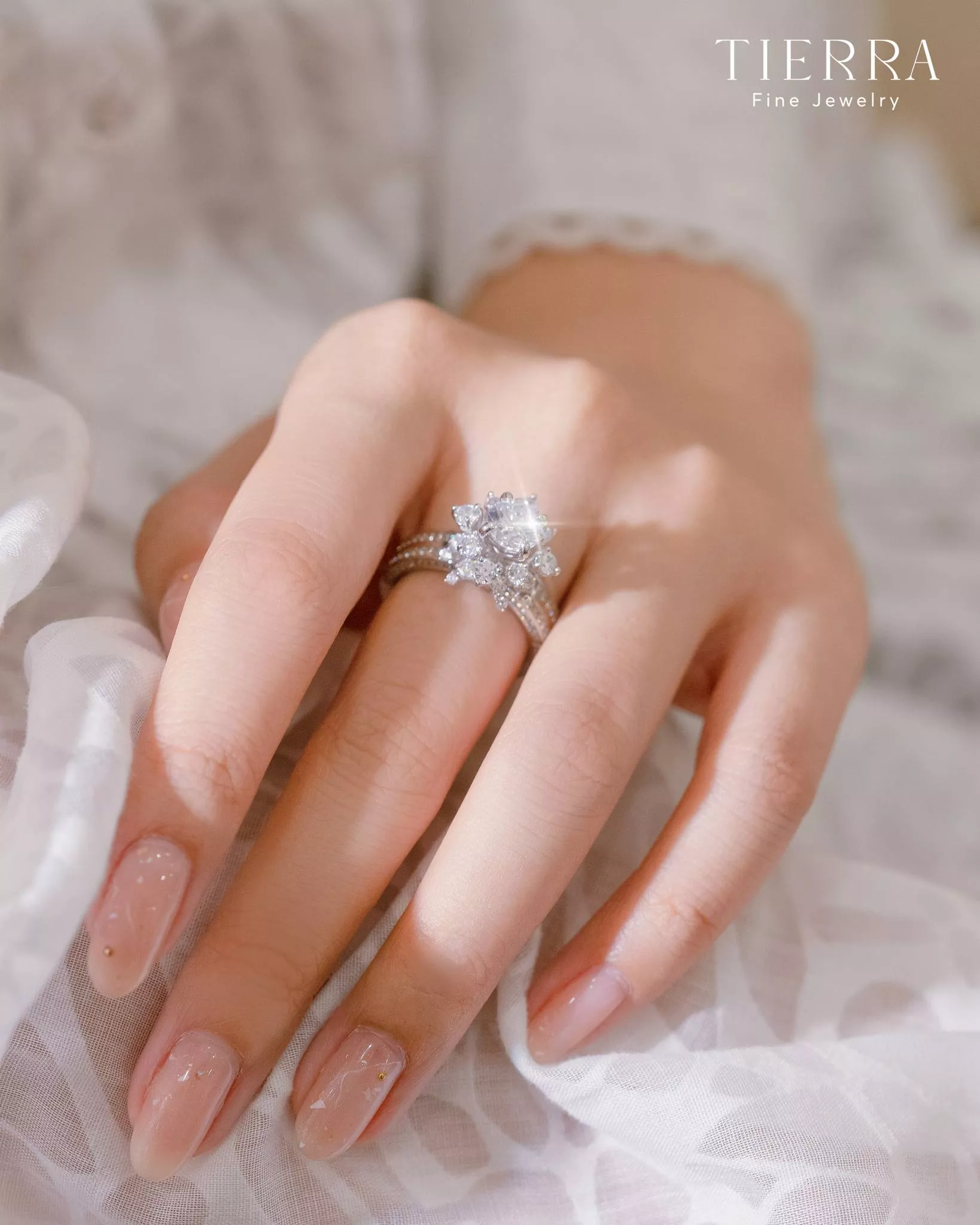 Cô gái đeo nhẫn ngón giữa của bàn tay trái thường là hoa đã có chủ