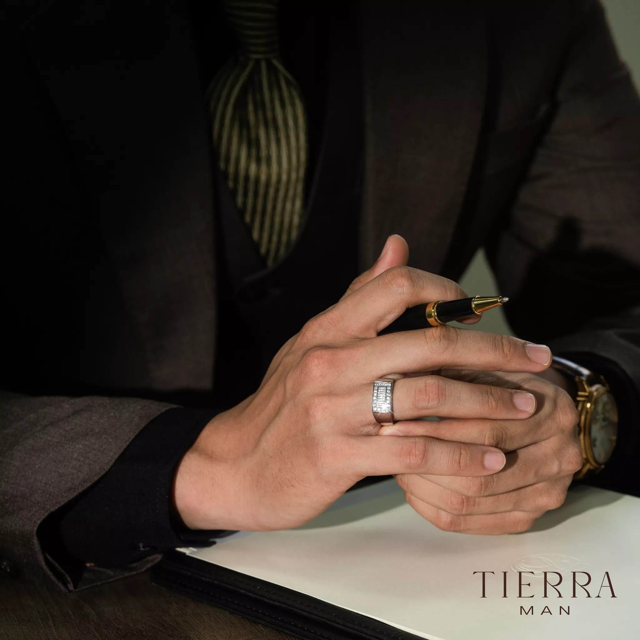 Quý ông đeo nhẫn ngón tay giữa để thể hiện cá tính riêng của bản thân