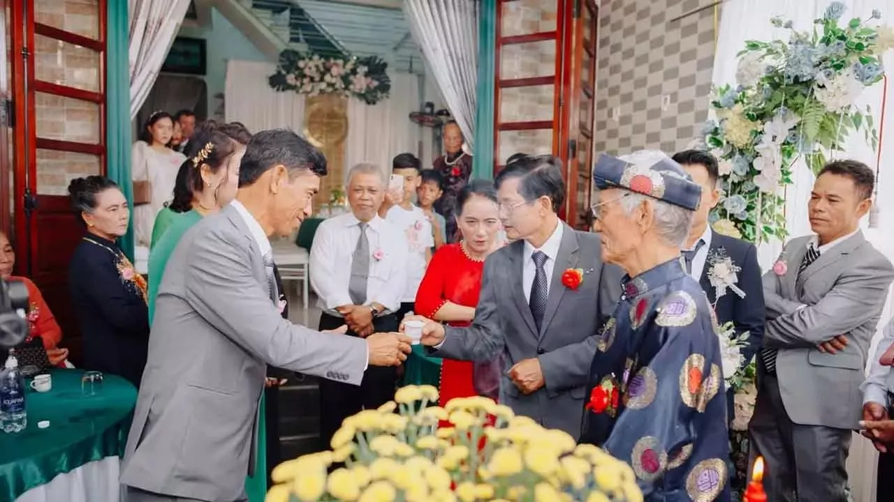 Lễ dạm ngõ là buổi gặp gỡ đầu tiên giữa hai gia đình để trao đổi về chuyện trăm năm