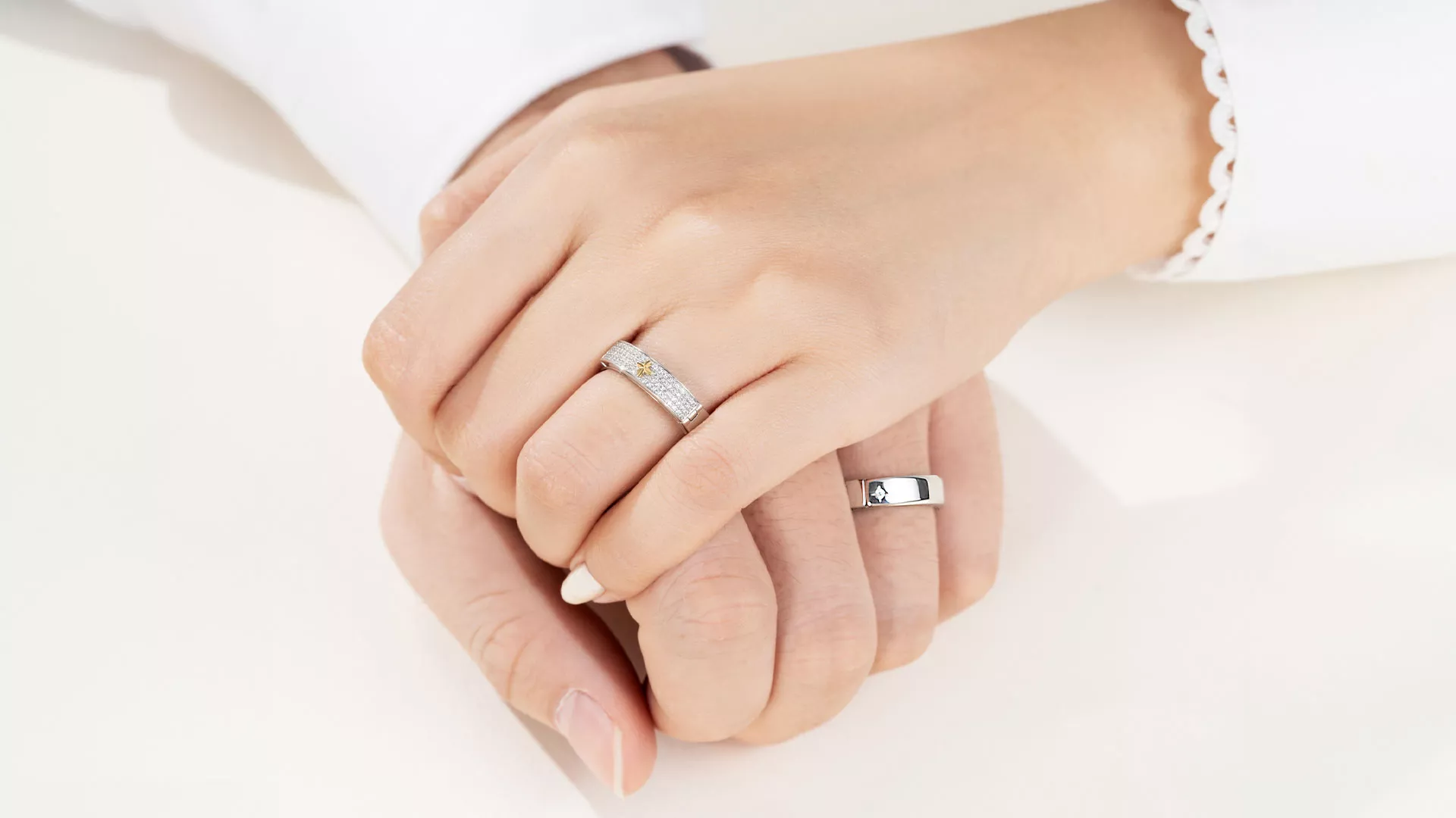 Chọn mua nhẫn cưới platinum (bạch kim) hay nhẫn cưới vàng trắng?