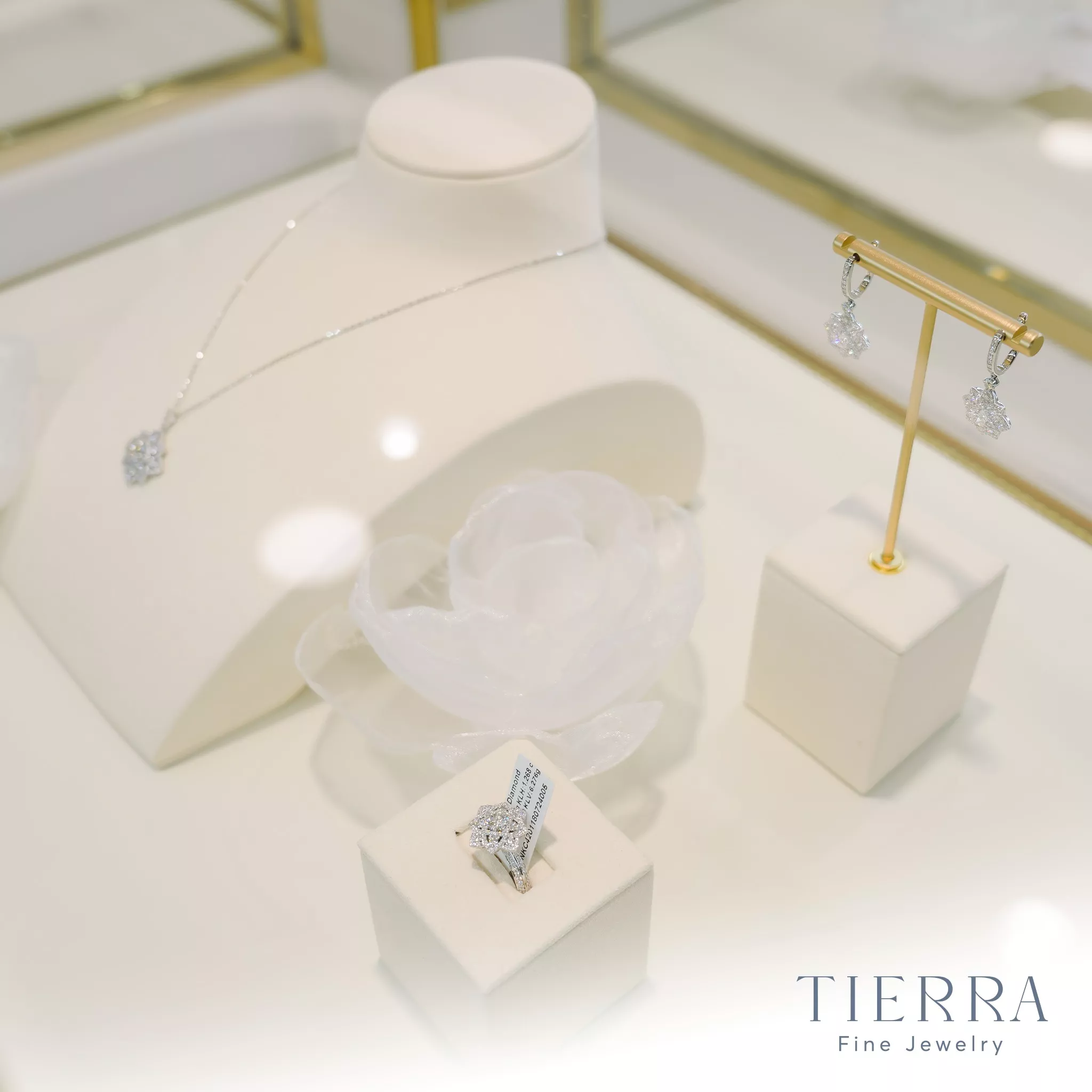 Ngoài việc quan tâm 1 carat giá bao nhiêu, bạn cần tìm một nơi mua kim cương uy tín