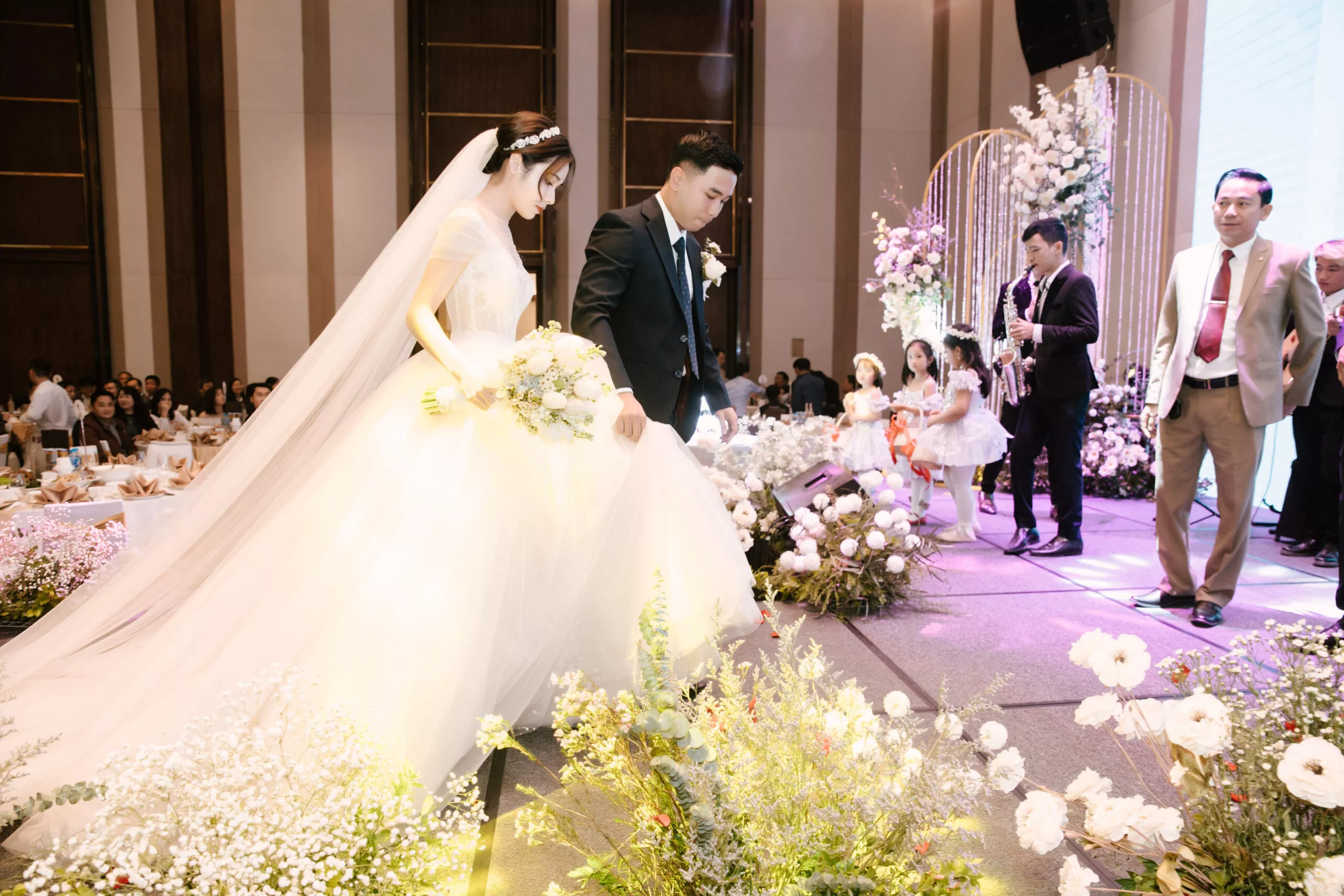 Trang trí sân khấu nhà hàng tiệc cưới
