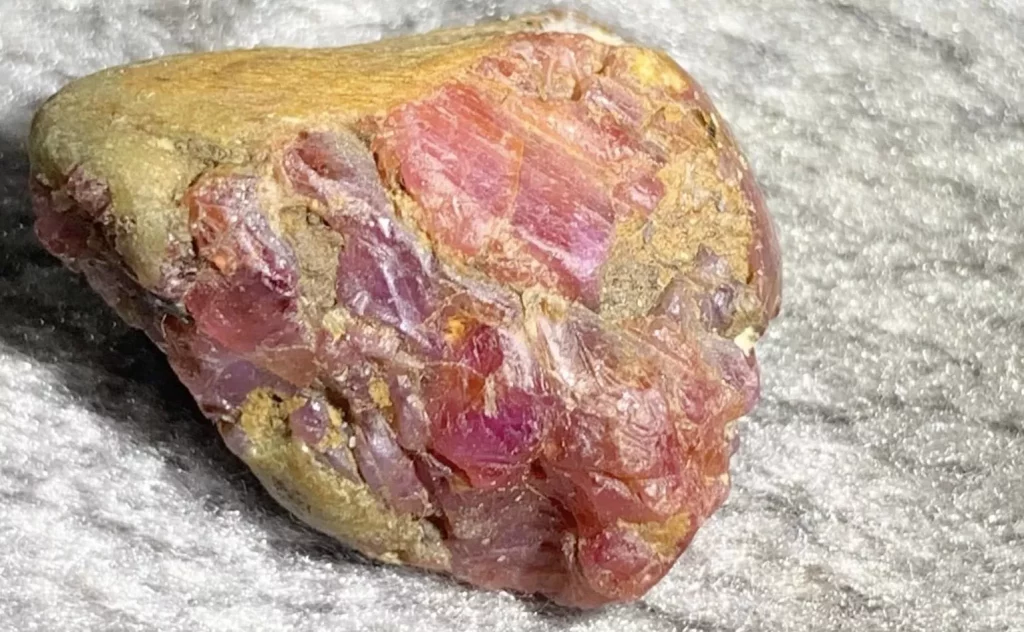 Đá Ruby Là Gì? Tất tần tật về viên ngọc đỏ quý giá bậc nhất