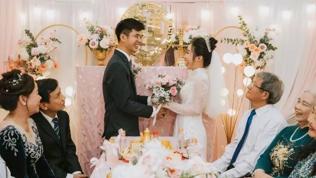 Kiểu tóc bới cô dâu cài hoa baby